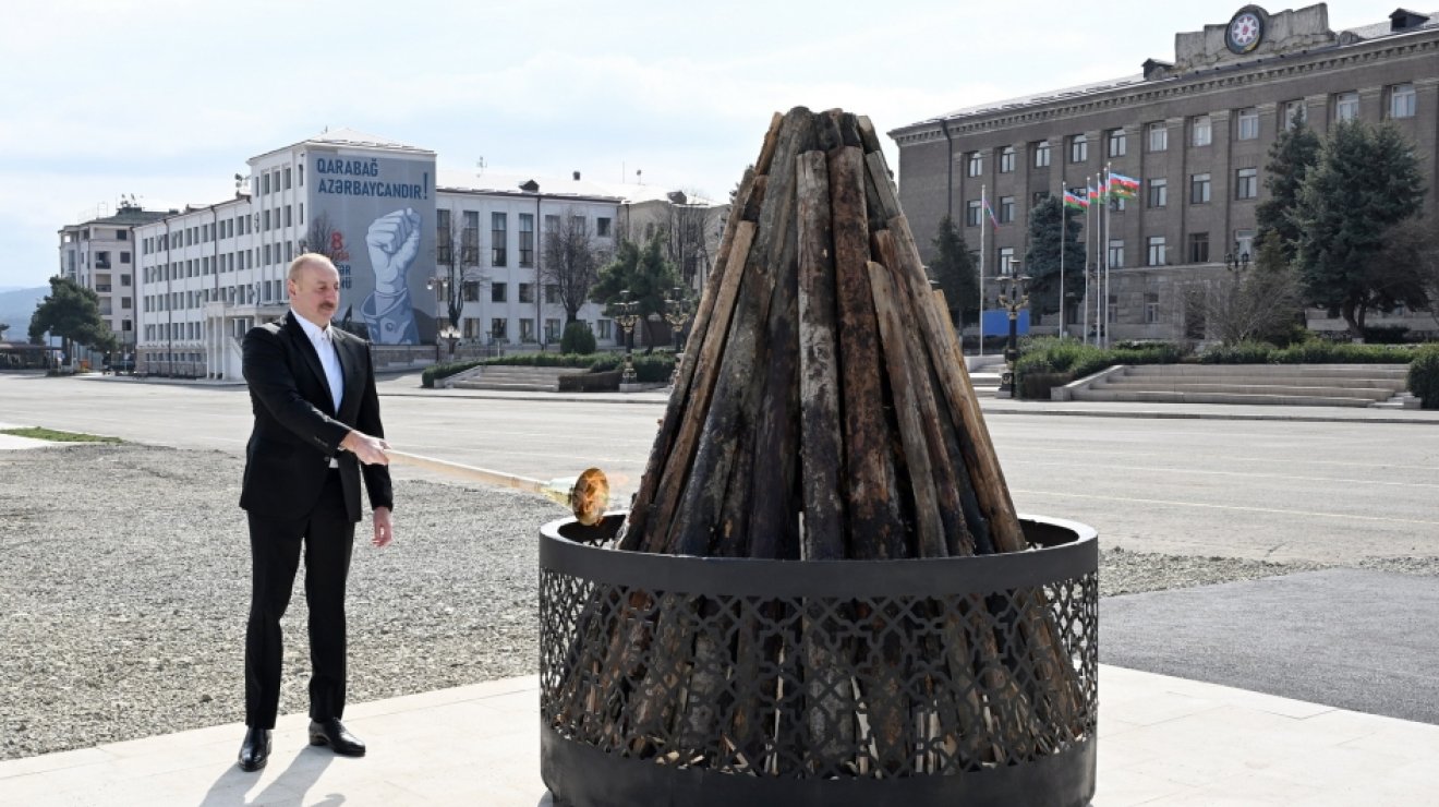 Президент Ильхам Алиев разжег в городе Ханкенди костер по случаю Новруза