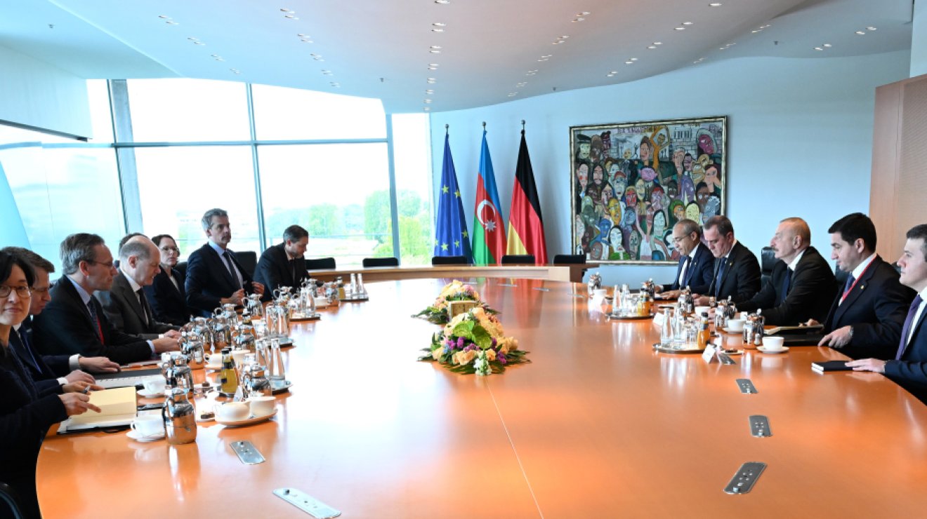 В Берлине состоялась встреча Президента Ильхама Алиева и Канцлера Германии Олафа Шольца в расширенном составе
