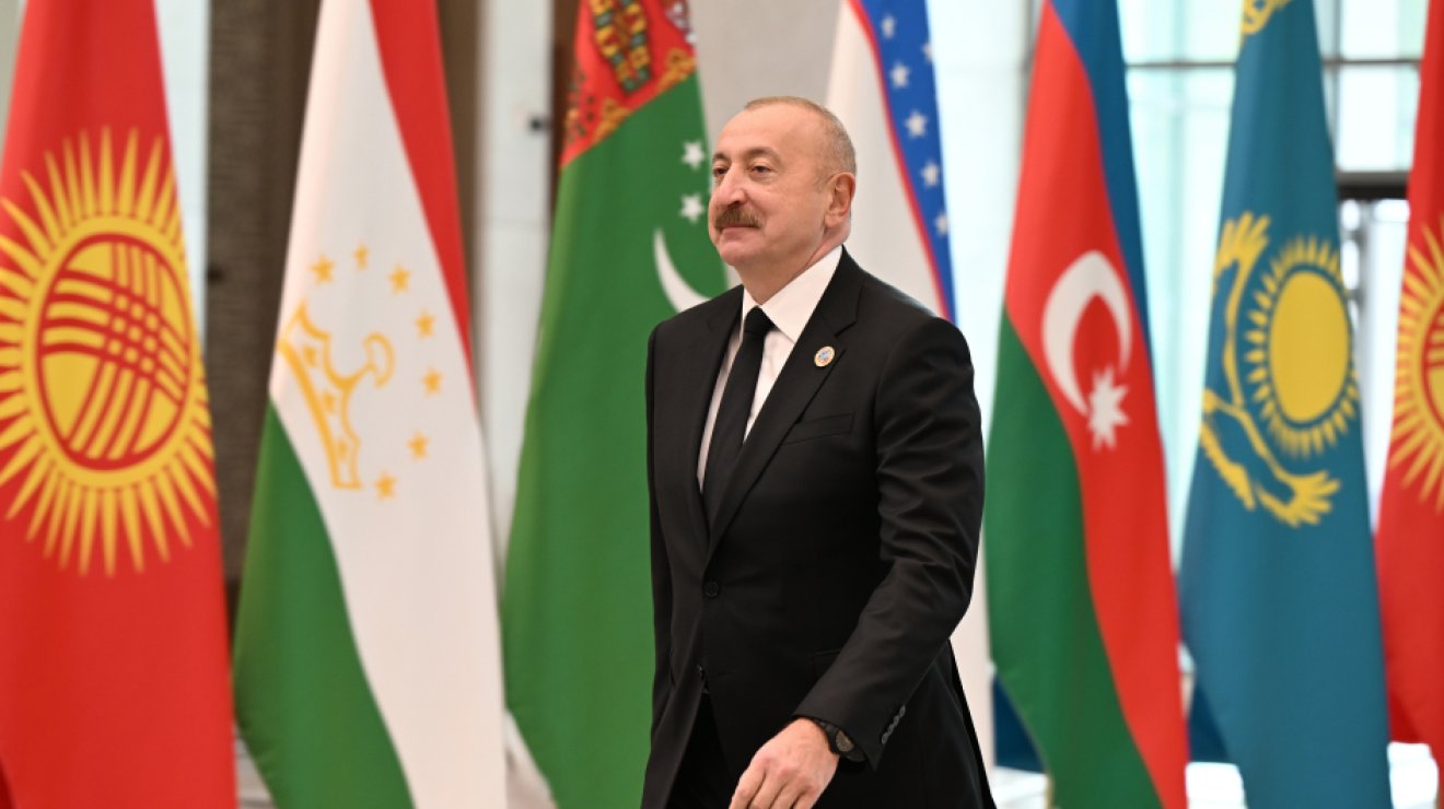 Президент Ильхам Алиев прибыл в Конгресс-центр в Ташкенте