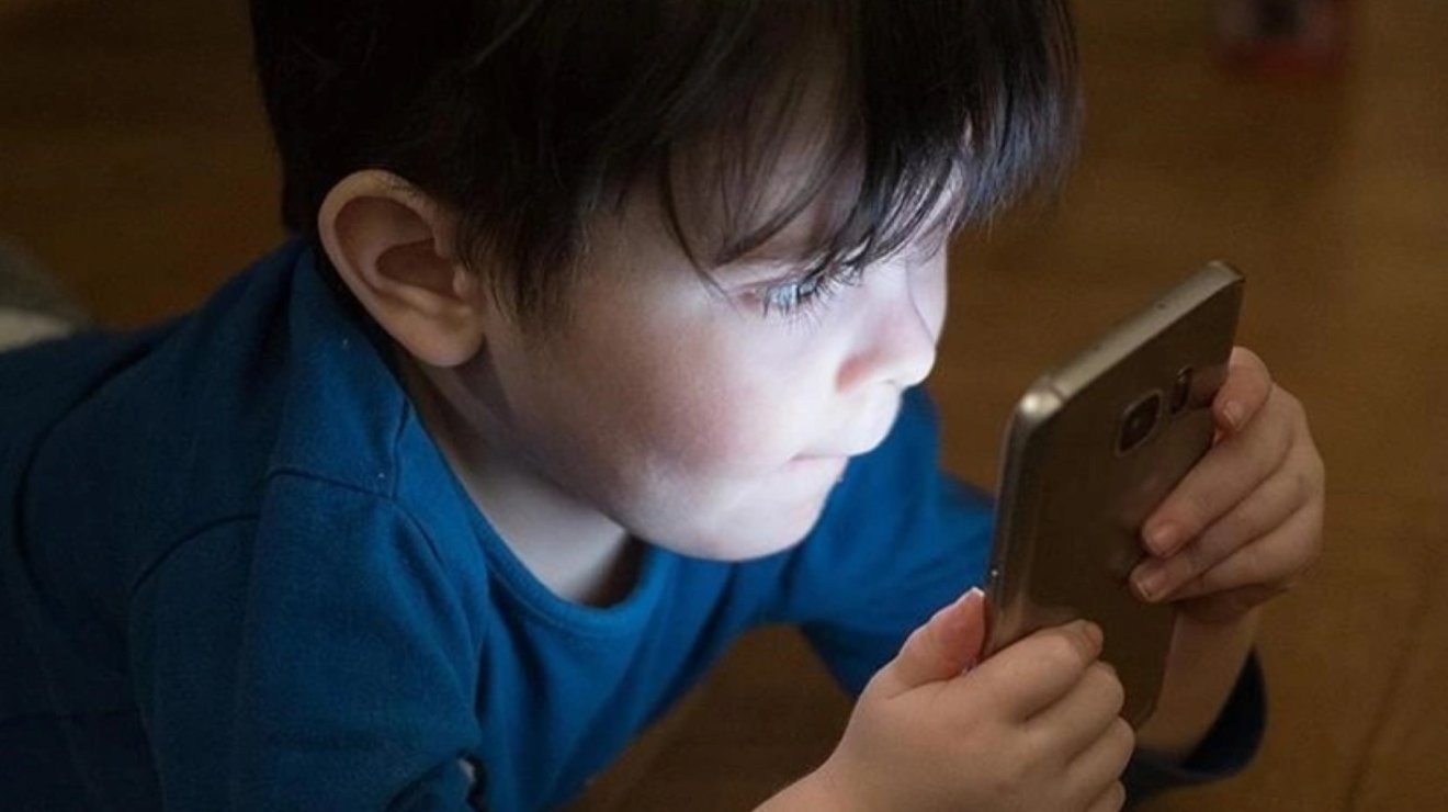 В Милли Меджлисе предложили провести слушания по ограничению соцсетей для детей