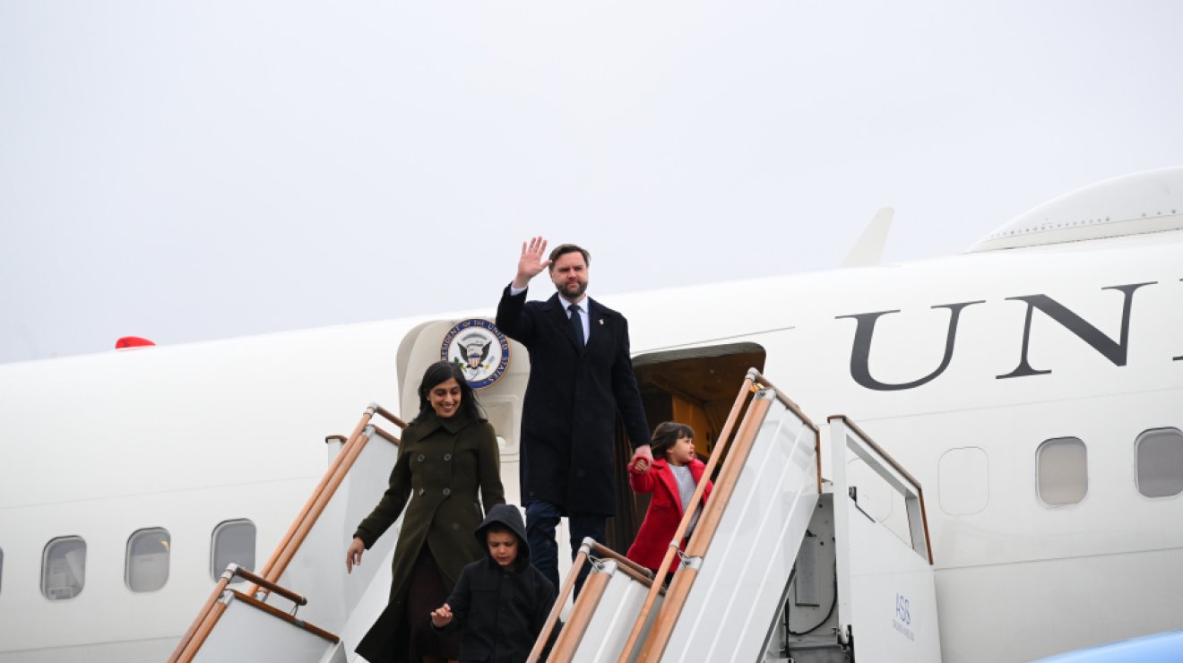 У Вэнса опубликовали кадры визита в Баку