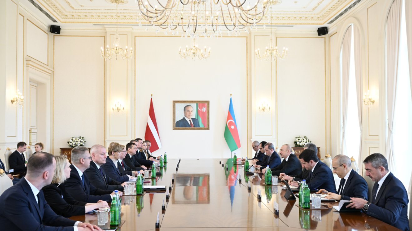 Состоялась встреча президентов Азербайджана и Латвии в расширенном составе