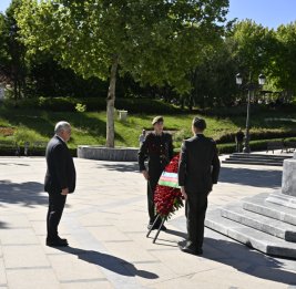Премьер-министр Али Асадов посетил памятник общенациональному лидеру Гейдару Алиеву в Анкаре