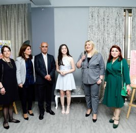 В Баку открылась выставка молодой художницы Амины Гаджилы