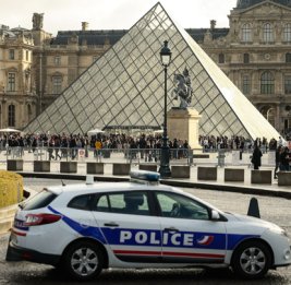Во Франции не утихают споры о сохранении директора Лувра на должности
