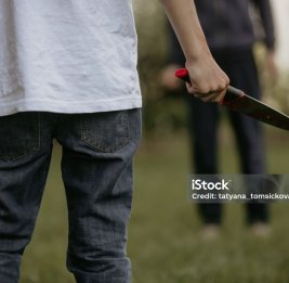 Нож в руках подростка