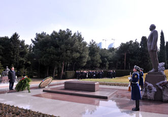 Премьер-министр Республики Татарстан посетил могилу общенационального лидера Гейдара Алиева и Шехидляр хиябаны