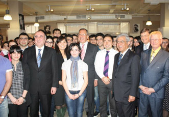 Министр иностранных дел России ознакомился с фотовыставкой, посвященной 20-летию установления дипломатических отношений между Азербайджаном и Россией