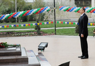 Посещение памятника общенациональному лидеру Гейдару Алиеву в Газахе