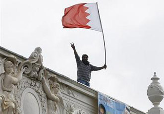 В Лондоне демонстранты забрались на крышу посольства Бахрейна