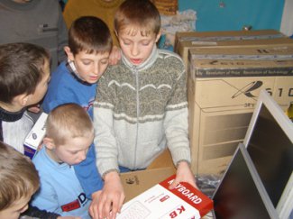 AmCham оборудует детский приют Umid Yeri компьютерами