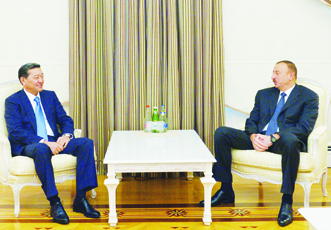 Президент Азербайджана Ильхам Алиев принял министра обороны Казахстана