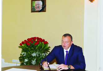 Президент Азербайджана Ильхам Алиев поcетил посольство Грузии в нашей стране, выразил соболезнование в связи с кончиной бывшего Президента Эдуарда Шеварднадзе