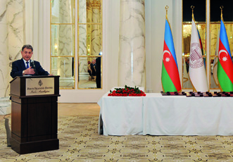 Новым действительным членам и членам- корреспондентам Национальной Академии Наук Азербайджана вручены дипломы и удостоверения