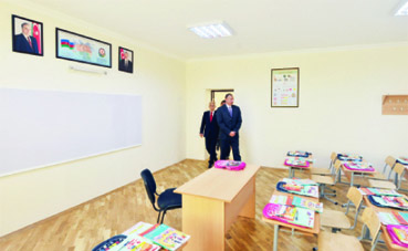 Президент Азербайджана Ильхам Алиев ознакомился с состоянием полной средней школы №115 в Бинагадинском районе после капитального ремонта и реконструкции