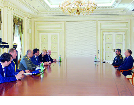Президент Азербайджана Ильхам Алиев принял делегацию во главе с министром обороны Сербии