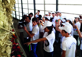 Школьники с болью в сердце знакомились с Мемориальным комплексом геноцида в Губе