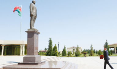 Посещение памятника общенациональному лидеру Гейдару Алиеву в Горадизе и встреча с общественностью
