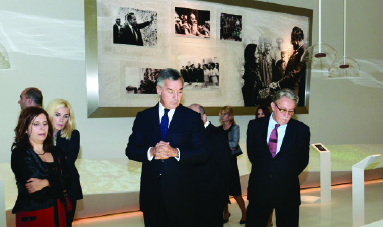 Премьер-министр Монтенегро Мило Джуканович ознакомился с Центром Гейдара Алиева