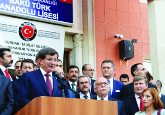 Премьер-министр Ахмет Давутоглу ознакомился с Турецким анатолийским лицеем в Баку