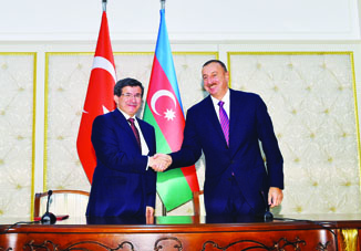 Президент Азербайджана Ильхам Алиев и премьер-министр Турции Ахмет Давутоглу выступили с заявлениями для печати