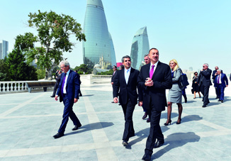 От имени Президента Ильхама Алиева дан обед в честь глав государств, правительств и делегаций