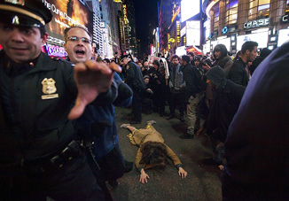 Полиция Нью-Йорка за декабрь задержала 331 участника акций против расовой дискриминации