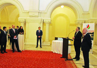 Состоялась презентация книги академика Рамиза Мехтиева «Десять лет, изменившие Азербайджан (2003—2013)» в переводена румынский язык