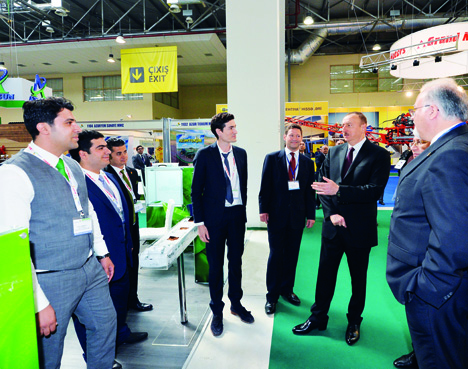 Президент Ильхам Алиев ознакомился с ХХI Азербайджанской международной выставкой пищевой промышленности и IX Азербайджанской международной сельскохозяйственной выставкой