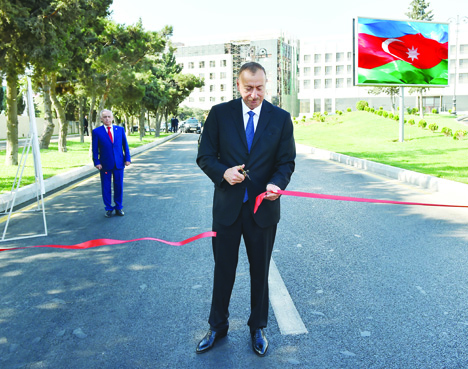 Президент Ильхам Алиев ознакомился с состоянием улиц Пишевари, Джавадхана, Гусейна Сеидзаде в Баку после проведенных работ по благоустройству и реконструкции