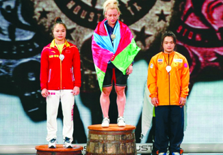 Представительница Азербайджана установила два мировых рекорда на ЧМ по тяжелой атлетике