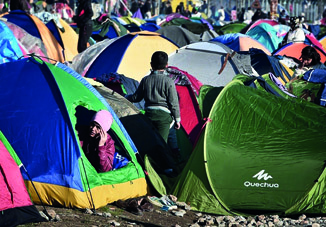 AFP: «Власти Греции ускорят переселение беженцев из лагеря в Идомени»