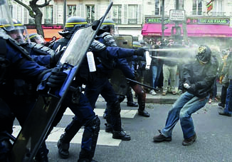 Бастующие во Франции заблокировали важные национальные объекты
