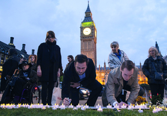 Жители Лондона несут цветы к парламенту Великобритании в память о Джо Кокс