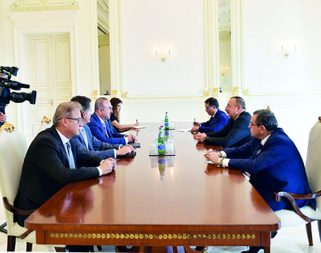 Президент Ильхам Алиев принял делегацию, возглавляемую министром иностранных дел Турции