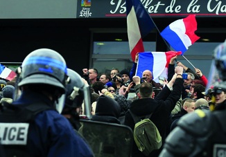 Жители французского Кале провели массовую акцию протеста против наплыва мигрантов