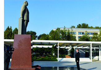 Посещение памятника великому лидеру Гейдару Алиеву в Мингячевире