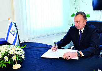 Президент Ильхам Алиев посетил посольство Израиля в нашей стране, выразил соболезнования в связи с кончиной бывшего Президента Шимона Переса