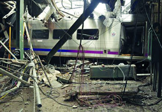 Власти извлекли второй самописец из-под обломков потерпевшего крушение в Нью-Джерси поезда
