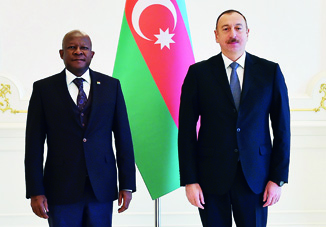 Президент Ильхам Алиев принял верительные грамоты новоназначенного посла Южно-Африканской Республики в Азербайджане