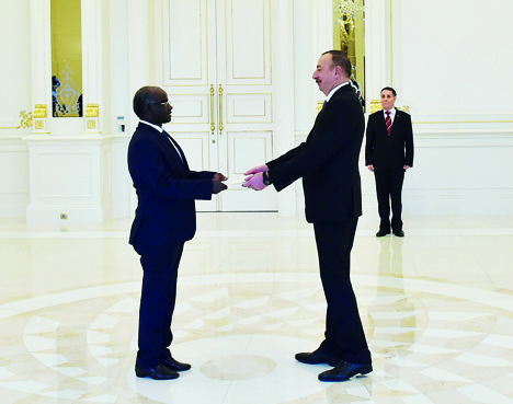 Президент Ильхам Алиев принял верительные грамоты новоназначенного посла Джибути в Азербайджане