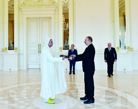 Президент Ильхам Алиев принял верительные грамоты новоназначенного посла Марокко в Азербайджане