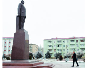 Посещение памятника общенациональному лидеруГейдару Алиеву