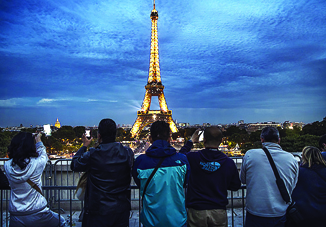 Parisien: «Вокруг Эйфелевой башни возведут стеклянную стену для защиты от террористов»