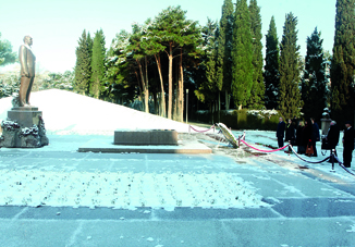 Делегация Молдовы посетила могилу общенационального лидера Гейдара Алиева и Шехидляр хиябаны