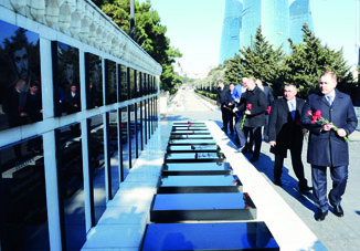 Члены Верховной Рады Украины посетили могилу великого лидера Гейдара Алиева и Шехидляр хиябаны