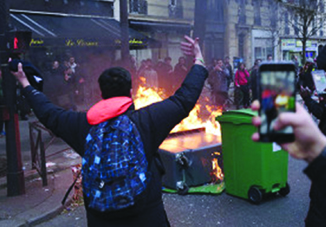 Французские лицеисты устроили беспорядки в Париже