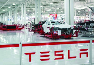 Tesla начнет серийный выпуск нового электромобиля Model 3 в сентябре