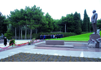 Омбудсмен посетила могилу великого лидера Гейдара Алиева и Шехидляр хиябаны