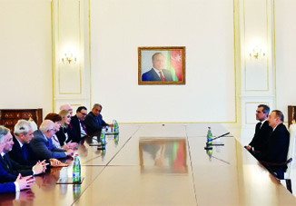 Президент Ильхам Алиев принял делегацию Правления Международного центра Низами Гянджеви